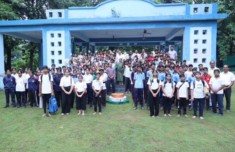 रायगढ़ में तिरंगा प्रतिज्ञा से गूंजा कमला नेहरू पार्क, बच्चों ने लिया राष्ट्रभक्ति और राष्ट्रीय एकता का संकल्प