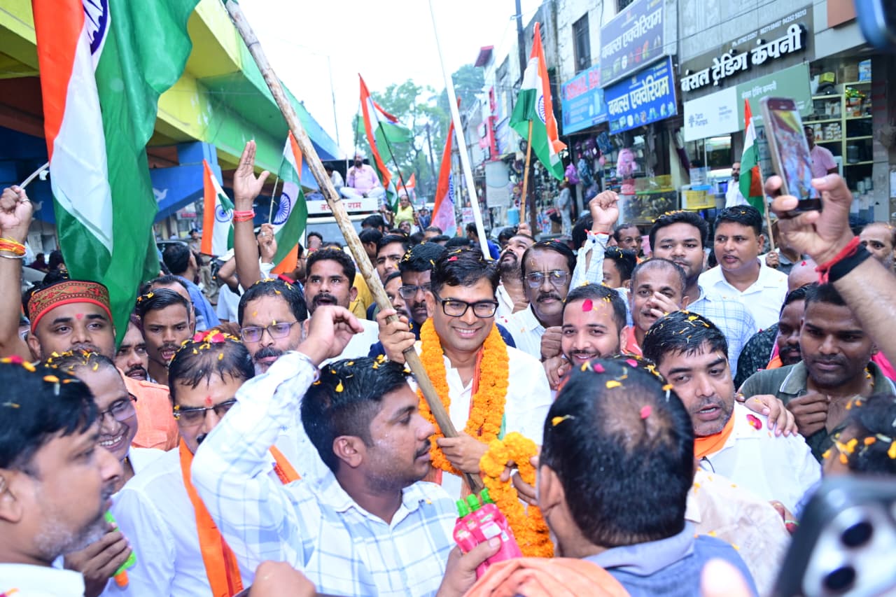 रिमझिम बारिश में निकली भव्य तिरंगा यात्रा, देशभक्ति से सराबोर हुआ रायगढ़