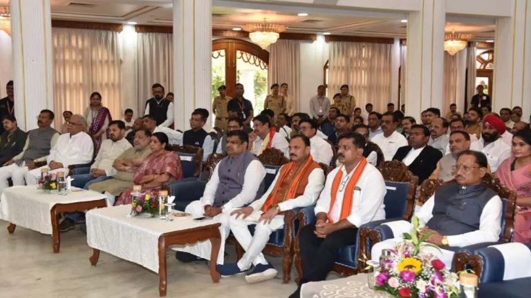 Many_senior_people_including_CM